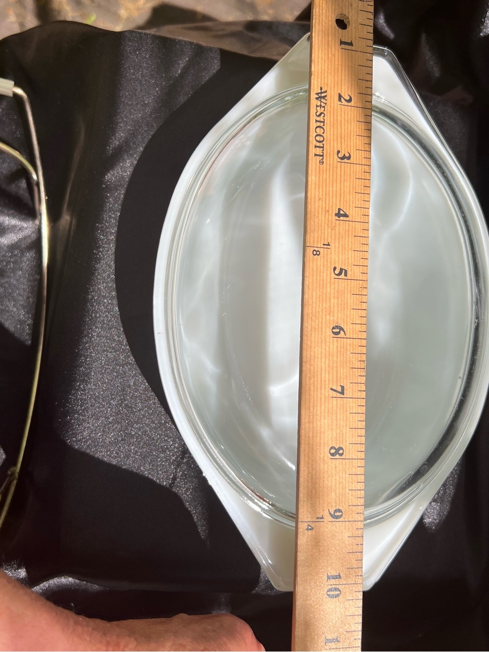 Vintage PYREX casserole dish with lid and holder circa 1959-1961 - Picture 7 of 11